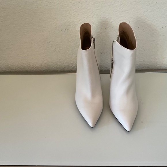 NWOB Steve Madden DANYA white leather bootie  boots♥️😍😍😍 size 8 - Picture 5 of 15